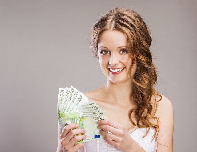 Braut mit Geldscheinen in der Hand