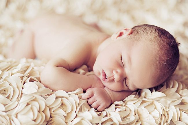 Babyfoto: Schlafendes Baby auf einer weichen Decke