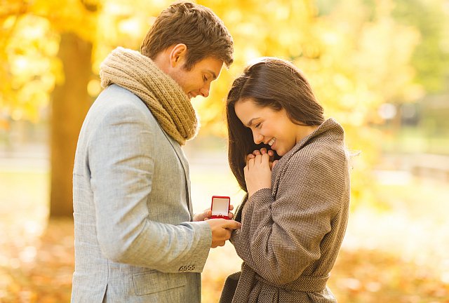 Mann schenkt Frau Verlobungsring