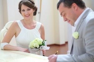 Braut und Bräutigam unterzeichnen einen Vertrag