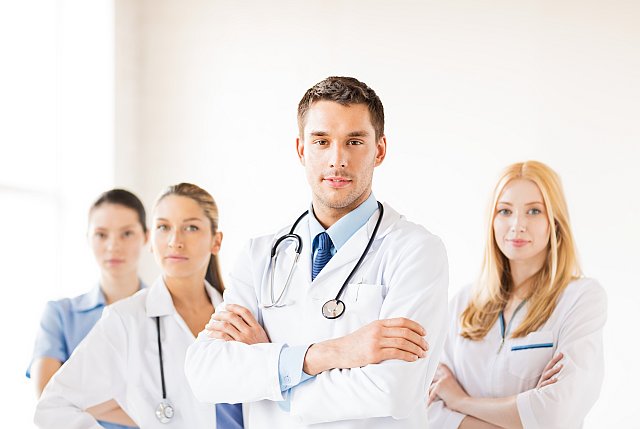 Ärzteteam posiert für Mitarbeiterfotos