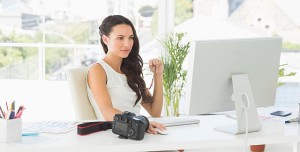 Fotografin sucht Fotojobs am PC