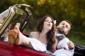 Brautpaar im Cabrio