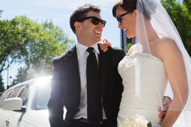 Cooles Brautpaar mit Sonnenbrillen