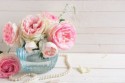 Hochzeitsdeko Rosen in Vase mit Perlenkette
