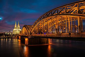 Köln Rheinufer mit Domblick bei Nacht