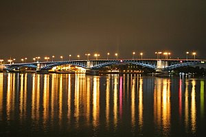 Theodor Heuss Brücke Mainz bei Nacht
