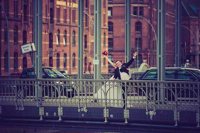 Brautpaar auf einer Brücke in der Hamburger Speicherstadt