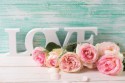 Hochzeitsdeko mit rosa Rosen, weisse Love Schriftzeichen