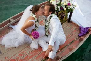 Brautpaar küsst sich auf Boot