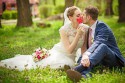 Junges Brautpaar sitzt im Freien, küssen sich, romantisch