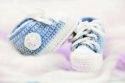 Babyschuhe blau weiß, gehäkelt