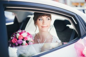 Braut im Auto blickt aus Fenster