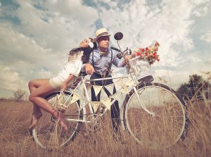 Brautpaar im Vintage Look mit Fahrrad