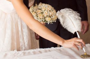 Braut unterschreibt im Standesamt