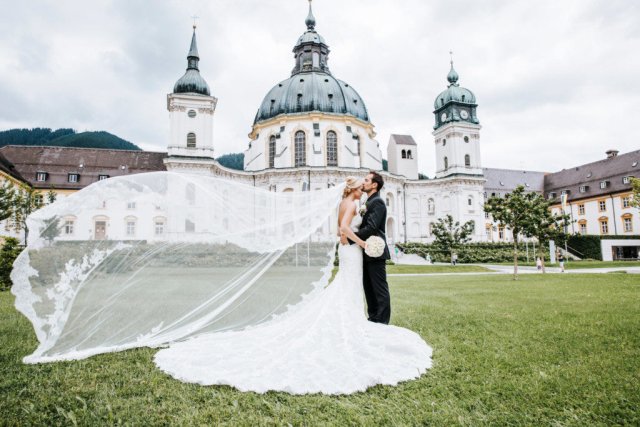 Hochzeitsfotos vor einem Schloß